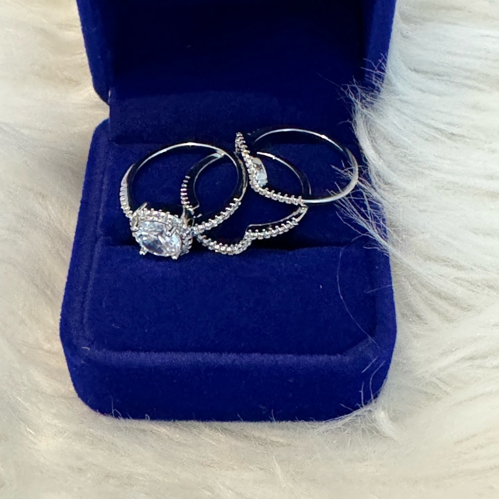 New Arrivals! Beautiful 3Pc Zicon Wedding Rings - Picture 4 of 4